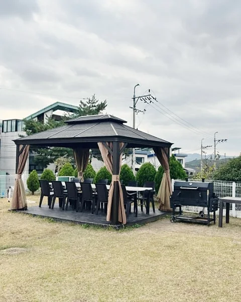잔디마당 끝 커튼 달린 정자